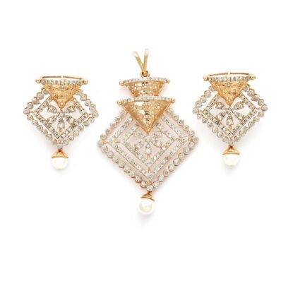 glorious traditional diamond pendant set